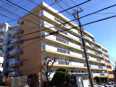 【外観】 | 鷺沼東急アパート | 廊下側も人通りが少ない南西角部屋につき陽当り・通風良好です。