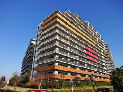 【外観】 | プリマシティB棟 | 南東向きにつき陽当り良好。足音等階下の心配がない1階部分住居です♪