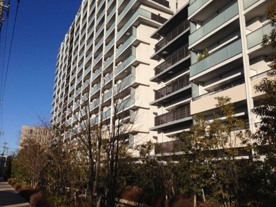 【外観】 | ドレッセ二子新地 | 居住者にも、街全体にも美しい環境とゆとりを提供する大規模マンション。住戸は5階部分の南向きにつき陽当り・通風・眺望良好！