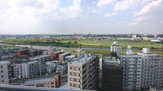 【展望】 | 開放感豊かな風景を一望でき、夏季には多摩川河川敷で行われる花火大会を楽しむことができます。