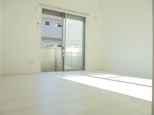 コンフォルト中山の洋室