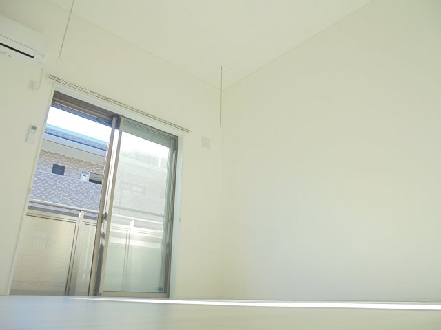 コンフォルト中山の洋室