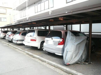 【駐車場】 | いつでも目の届く敷地内に駐車場があります！屋根があるので車が汚れにくい♪