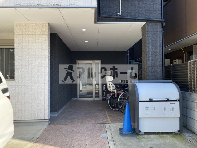 エルピス柏原のエントランス