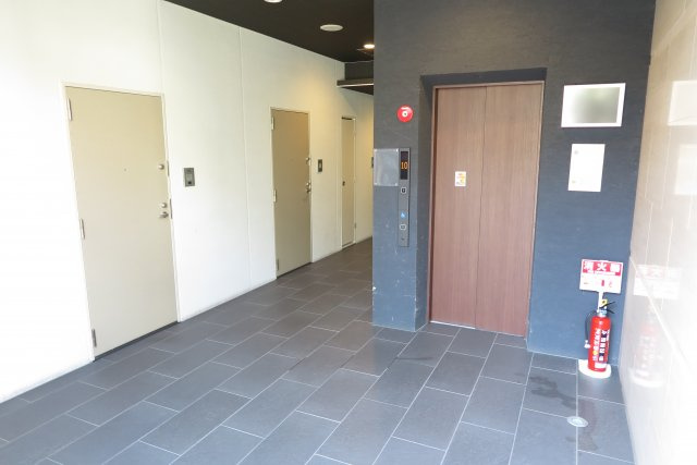 プレミアムコート谷町４丁目のエントランス