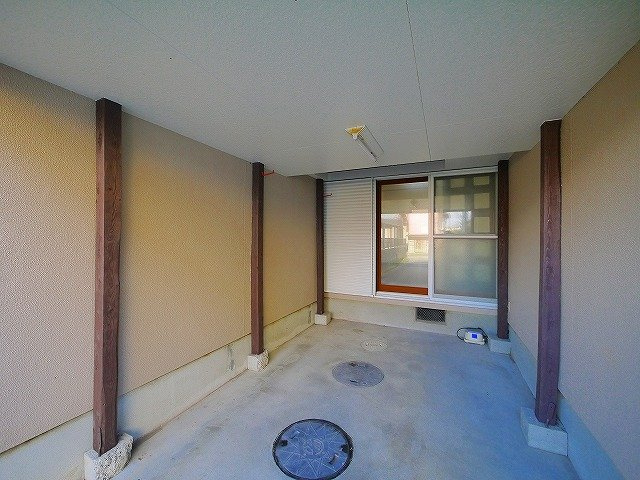 西田一戸建の駐車場|屋根付きの専用駐車場です。