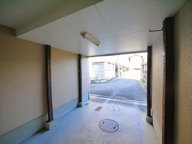 西田一戸建の駐車場|車をお持ちの方に嬉しい駐車場付きの物件です