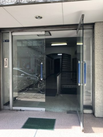 大湯ビルのエントランス