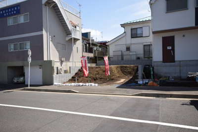 【前面道路含む現地写真】 | ＭＬＨ湘南台１丁目Ⅱ（NO.１）-建築条件無し売地（土地） | 湘南台駅徒歩7分☆前面道路より高くなっているのでプライバシーも安心☆湘南台1丁目住所の整形地はなかなか売りに出ない希少物件です☆建物は自由設計なので、イチから間取りも打ち合わせ可能です☆