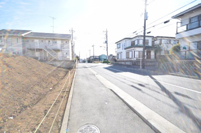 【前面道路含む現地写真】 | ＭＬＨ湘南台１丁目Ⅱ（NO.１）-建築条件無し売地（土地） | 湘南台駅徒歩7分☆前面道路より高くなっているのでプライバシーも安心☆湘南台1丁目住所の整形地はなかなか売りに出ない希少物件です☆建物は自由設計なので、イチから間取りも打ち合わせ可能です☆