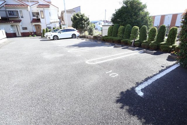 セゾントレビナの駐車場