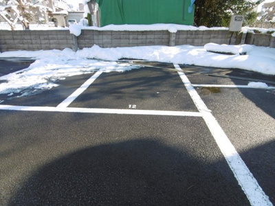 【駐車場】 | グランドハイツ | 駐車場があるので、車を買う予定の方も安心です