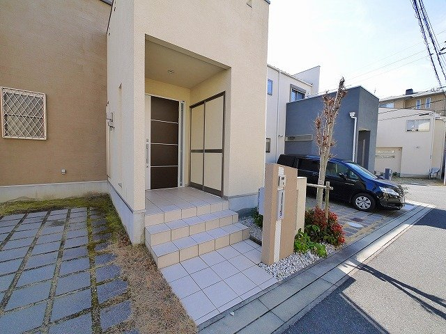 三碓5丁目戸建のエントランス