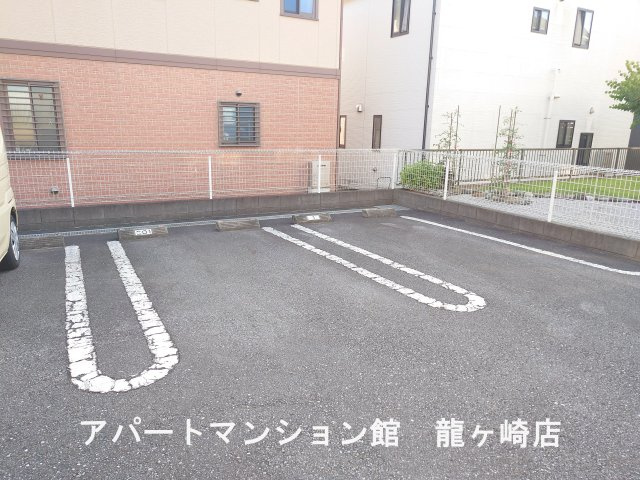 ファイン・ブリーズの駐車場