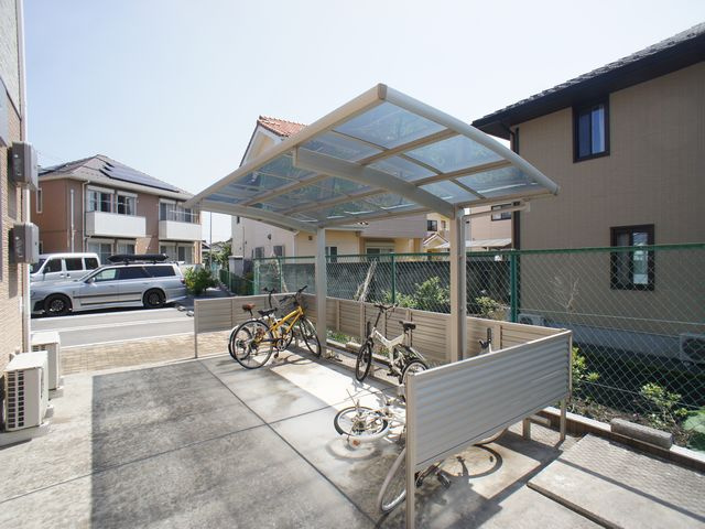 【その他共用部分】 | ドルチェコートＣ | 屋根付きの駐輪場があります♪