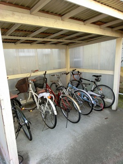 【その他共用部分】 | フィオレ　屋根つきの駐輪場があります