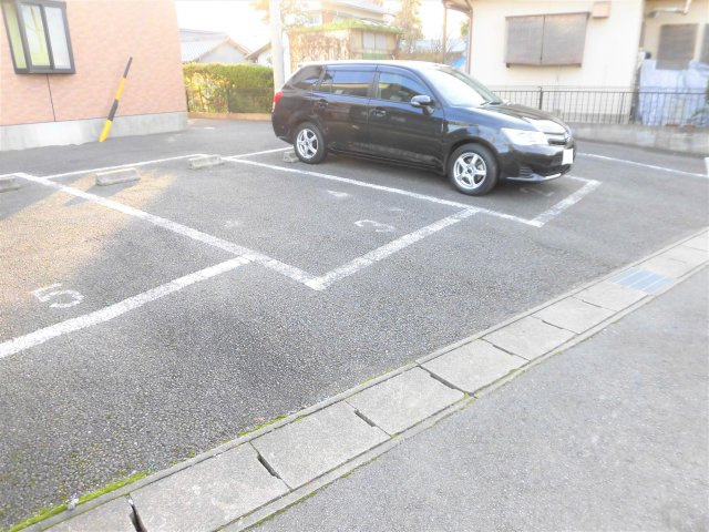 メゾン向日葵の駐車場