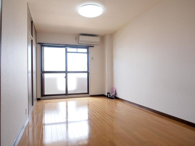 MEGA DOME WESTの居間・リビング