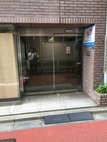 新宿区西新宿６丁目の事務所のエントランス