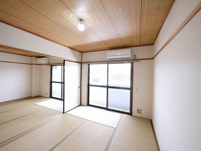 ウイングマンションの寝室|明るい和室です