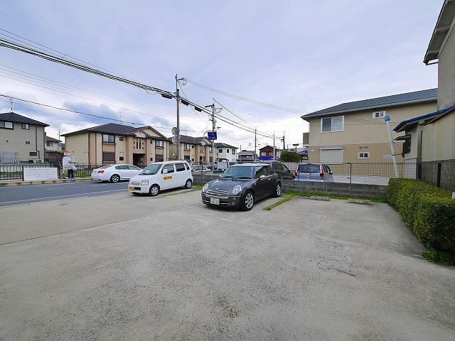 ポポラーレの駐車場