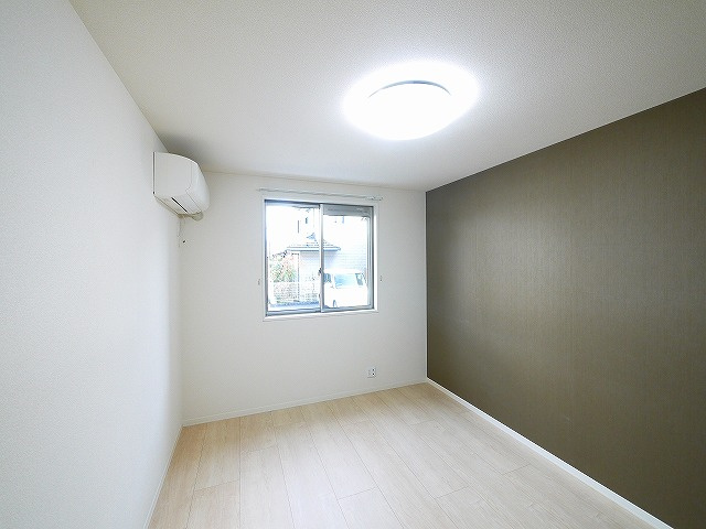 エレガンシア（法華寺町）の洋室