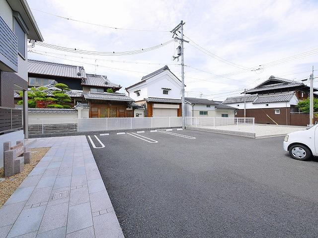 エレガンシア（法華寺町）の駐車場