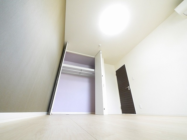 エレガンシア（法華寺町）の洋室