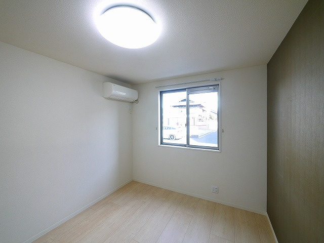 エレガンシア（法華寺町）の洋室