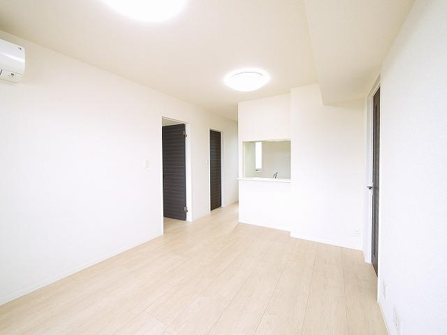 エレガンシア（法華寺町）の居間・リビング