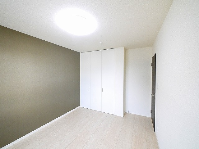 エレガンシア（法華寺町）の洋室