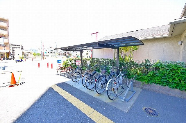 フロント木津のその他共用部分|屋根付きの駐輪場です
