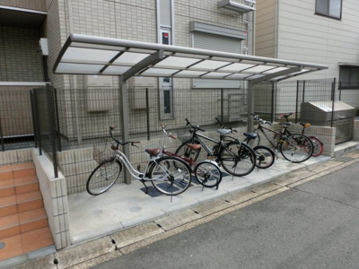 【その他共用部分】 | リリーフルーレ | 屋根つきの駐輪場で雨が降っても大切な自転車が濡れなくてすみますね♪駅から自転車もおすすめです！