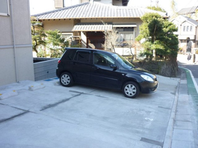 【駐車場】 | リリーフルーレ | いつでも目の届く敷地内に駐車場があるので、お車をお持ちの方にもオススメ！