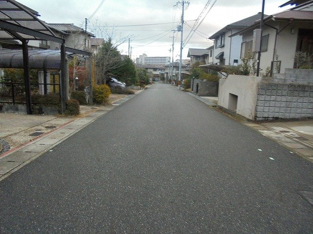 三田市ゆりのき台２丁目　中古戸建の前面道路含む現地写真