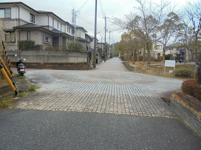 三田市ゆりのき台２丁目　中古戸建の前面道路含む現地写真