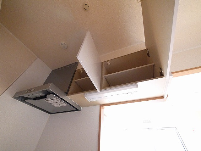 ローレル奈良町のキッチン|キッチン上部には収納があります