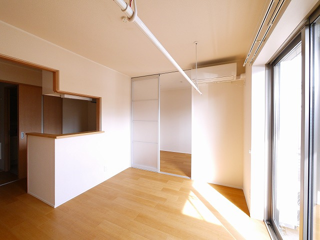 ローレル奈良町の居間・リビング|こちらのリビングで趣味の時間をお楽しみください