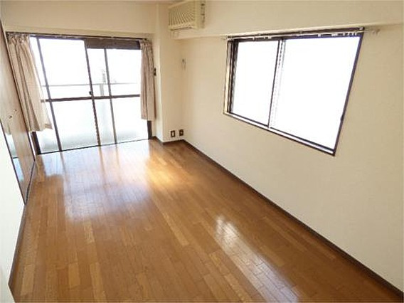 オアシス岡本の洋室