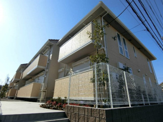 【外観】 | コンビニやドラッグストアが近くて便利な立地の2階建てアパートです♪ブルーライン「新羽」駅まで徒歩圏内！