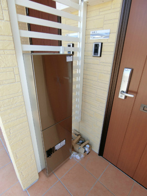 【その他共用部分】 | ヴェルジェⅠ | 共用エントランスには宅配BOXがあるので荷物の受け取りもスムーズに♪再配達の手間がかからないのが魅力♪