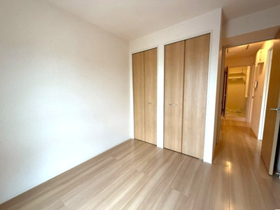 【洋室】 | ヴェルジェⅠ | 洋室5帖☆階段を上がって右側にあるお部屋です！子供部屋や書斎・寝室など多用途に使えそうですね♪