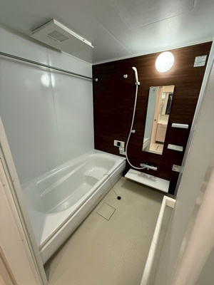 【浴室】 | ヴェルジェⅠ | 追い焚き機能・浴室暖房乾燥機付きバスルーム♪雨の日のお洗濯にも便利な物干しバー完備です！ゆったりバスタイムでリラックス☆