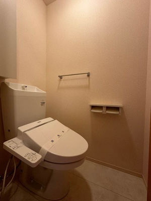 【トイレ】 | ヴェルジェⅠ | トイレは温水洗浄便座付き♪人気のバストイレ別です♪小物を置ける便利な棚やタオルハンガーも付いています☆