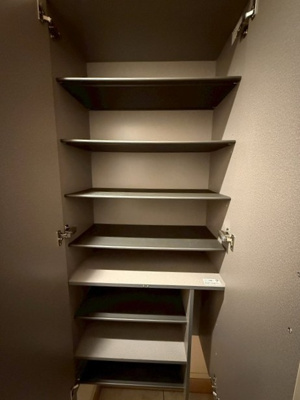 【玄関】 | ヴェルジェⅠ | シューズボックス付きで玄関もきれいに片付きます！扉には全身ミラー付きでお出かけの時の身だしなみ確認もばっちり☆