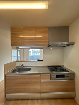 【居間・リビング】 | ヴェルジェⅠ | 南向きリビングダイニングキッチン12.7帖☆女性に人気なカウンターキッチンです！カウンター部分には小物を置ける棚がついています！インテリアを飾って楽しむことも♪