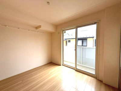 【キッチン】 | ヴェルジェⅠ | 3口ガスコンロ/グリル付きシステムキッチンです☆窓があるので換気もOK♪場所を取るお鍋やお皿もすっきり収納できます！