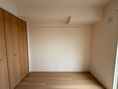 【洋室】 | ヴェルジェⅠ | 南向き洋室5.4帖☆バルコニーに繋がるお部屋です！リビングダイニングキッチンとの間には圧迫感のない可動間仕切り付き◎