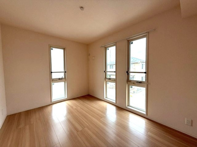 【洋室】 | ヴェルジェⅠ | 南向き洋室5.4帖☆クローゼットがあります♪お洋服がスッキリ収納できて、整理しやすくなりますね☆