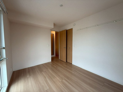 【洋室】 | ヴェルジェⅠ | 洋室6.2帖☆角部屋二面採光のお部屋です！ベッドを置いて寝室にするのもオススメです☆